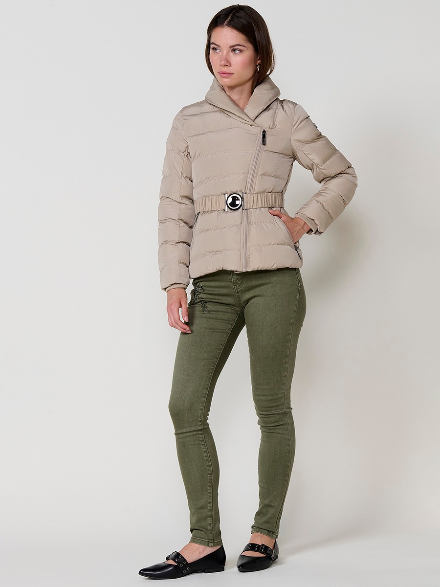 Chaqueta de mujer acolchada en color beige, con doble cuello, forro al tono y cinturón elástico con hebilla. 9