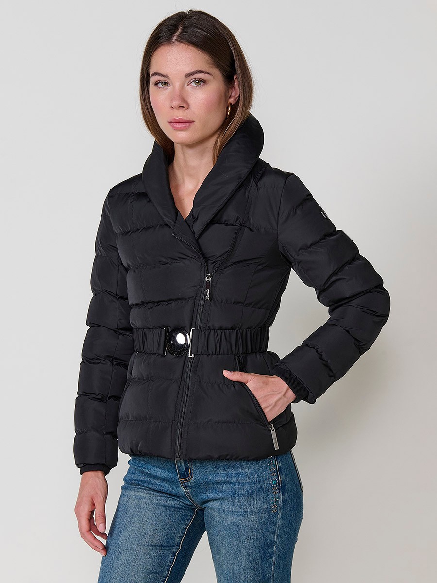 Chaqueta de mujer acolchada en color negro, con doble cuello, forro al tono y cinturón elástico con hebilla.