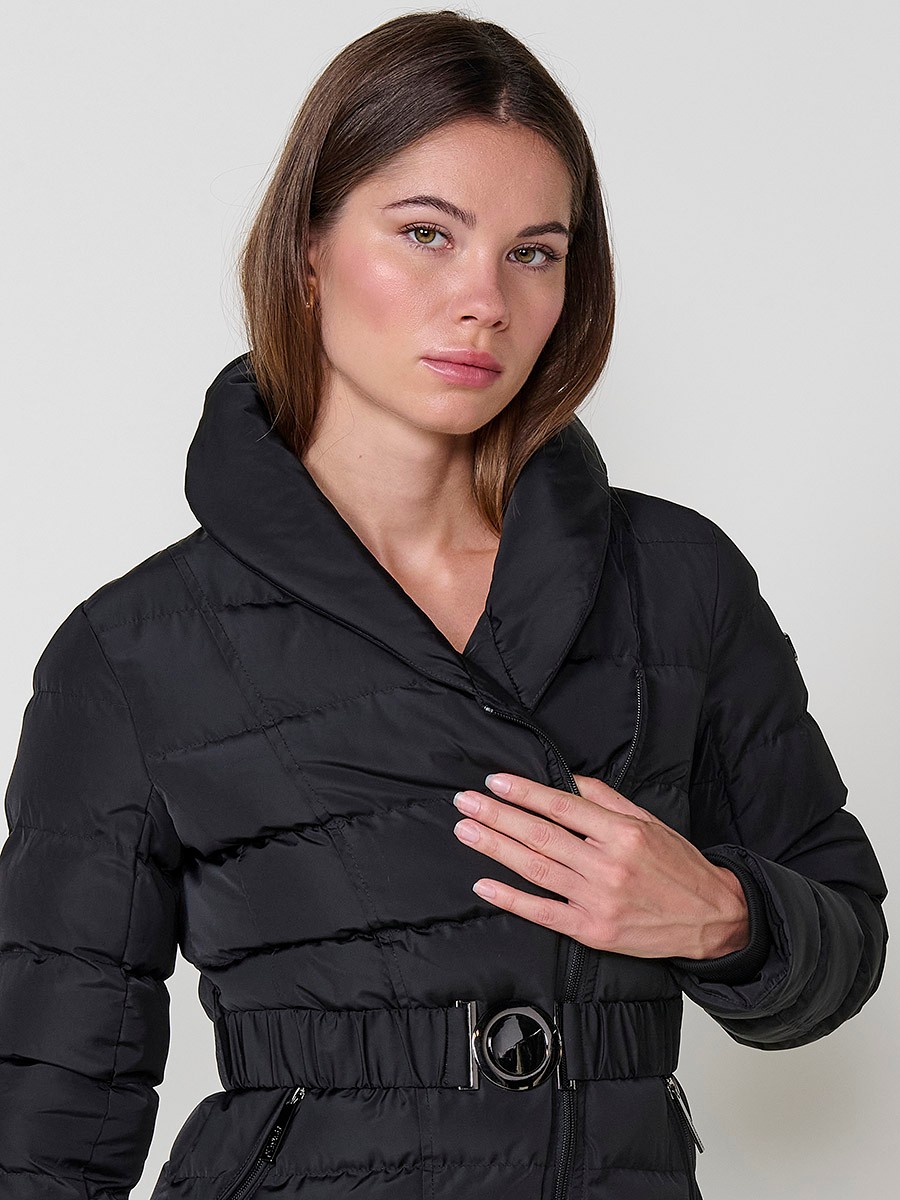 Chaqueta de mujer acolchada en color negro, con doble cuello, forro al tono y cinturón elástico con hebilla.