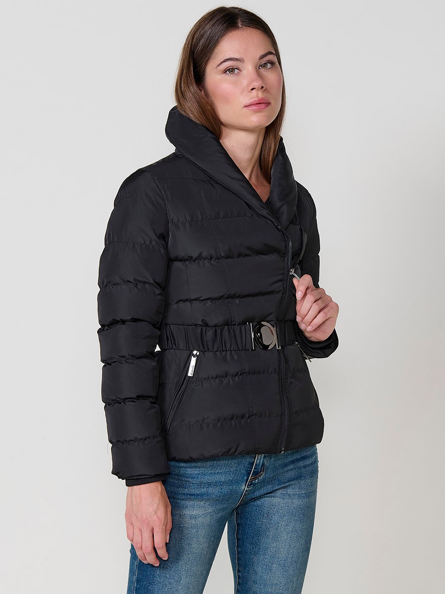 Chaqueta de mujer acolchada en color negro, con doble cuello, forro al tono y cinturón elástico con hebilla.