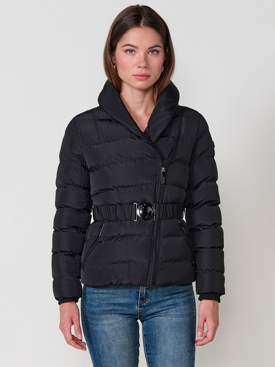Chaqueta de mujer acolchada en color negro, con doble cuello, forro al tono y cinturón elástico con hebilla.