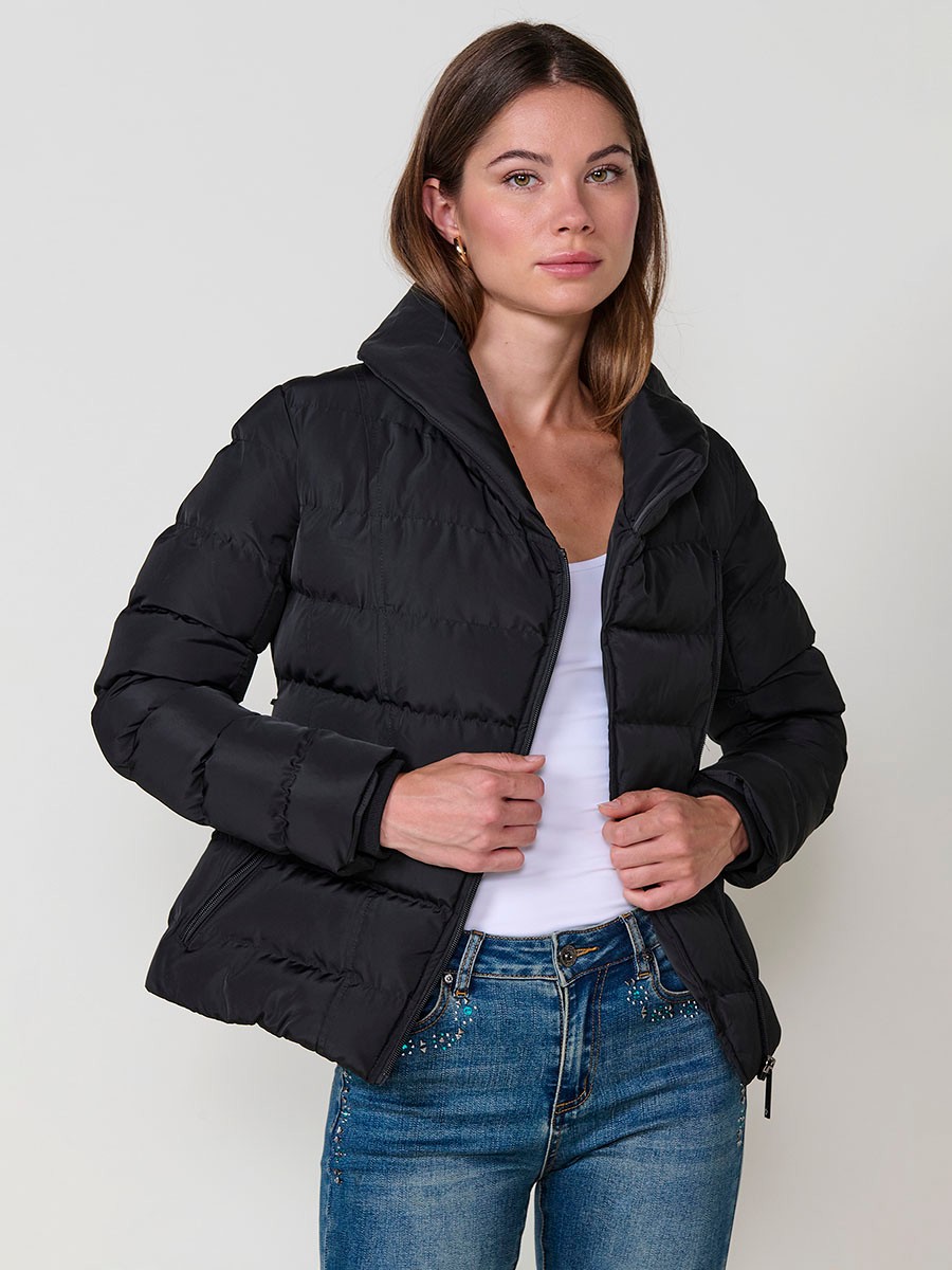 Chaqueta de mujer acolchada en color negro, con doble cuello, forro al tono y cinturón elástico con hebilla.