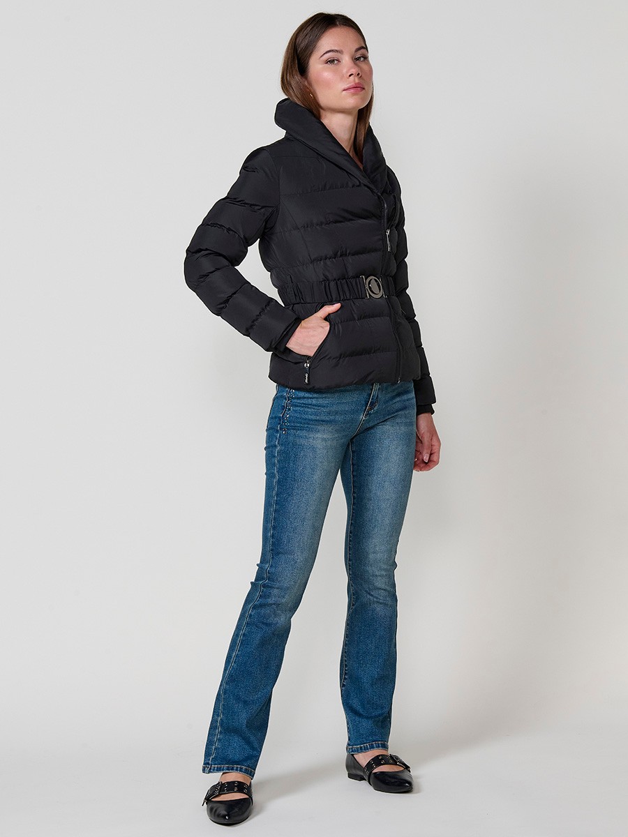 Chaqueta de mujer acolchada en color negro, con doble cuello, forro al tono y cinturón elástico con hebilla.