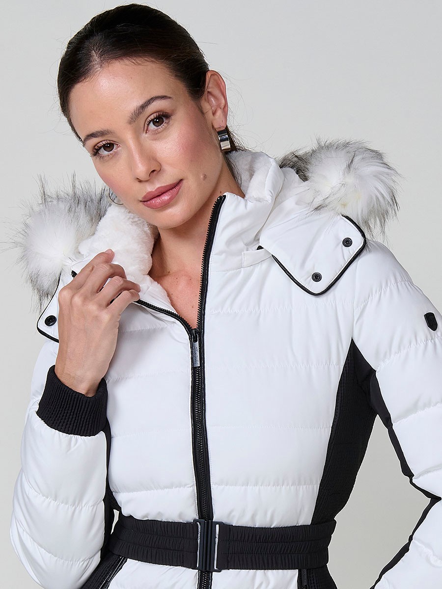 Chaqueta de mujer bicolor acolchada con laterales, mangas y cinturón en contraste, capucha extraíble y forro efecto pelo.