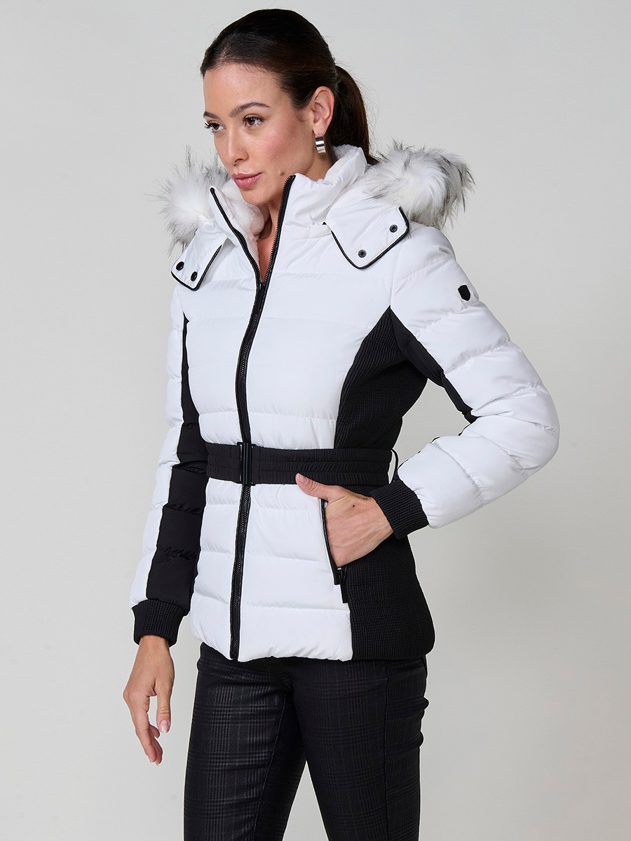 Chaqueta de mujer bicolor acolchada con laterales, mangas y cinturón en contraste, capucha extraíble y forro efecto pelo.