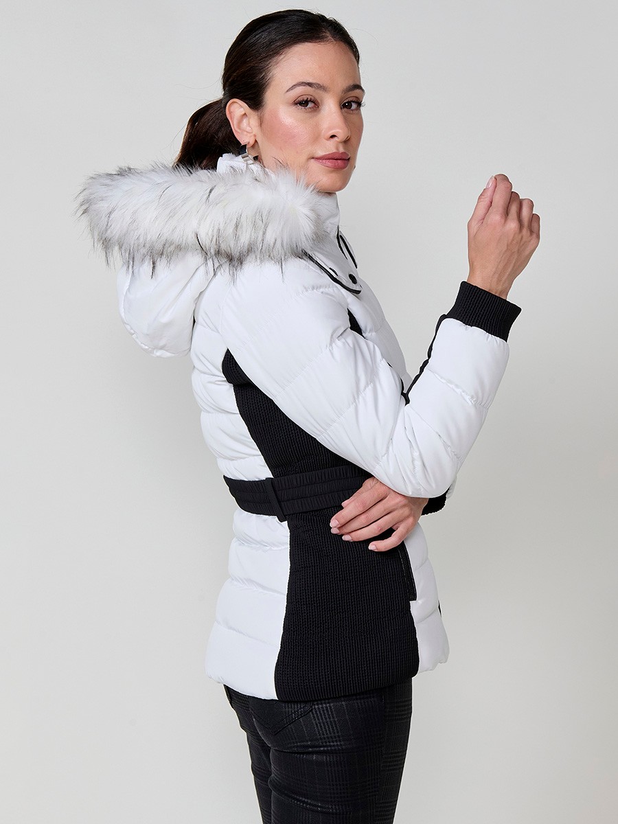 Chaqueta de mujer bicolor acolchada con laterales, mangas y cinturón en contraste, capucha extraíble y forro efecto pelo.