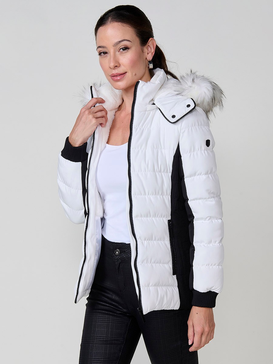 Chaqueta de mujer bicolor acolchada con laterales, mangas y cinturón en contraste, capucha extraíble y forro efecto pelo.