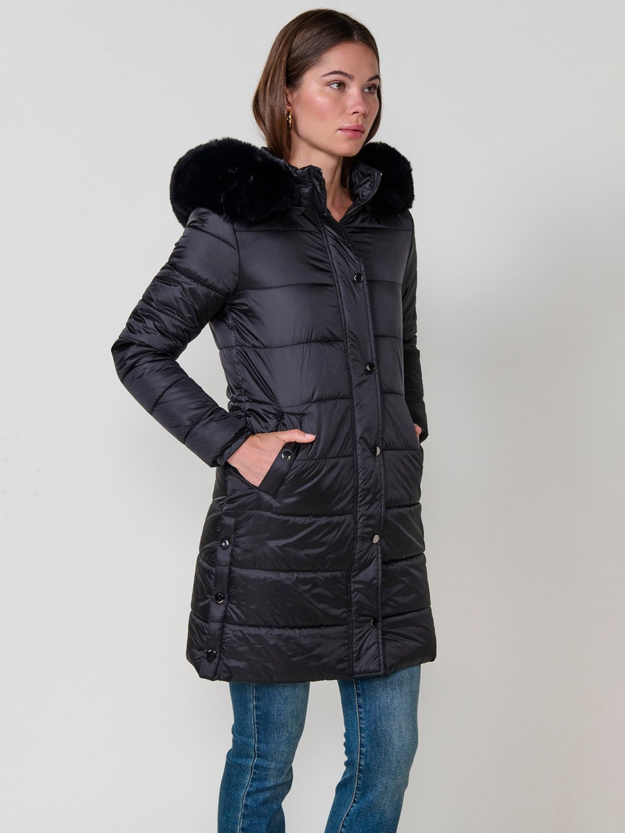 Chaqueta larga acolchada de mujer en color negro, cuello alto, capucha extraíble y forro en efecto pelo.