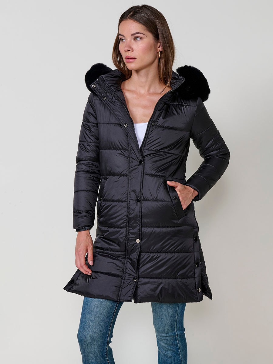Chaqueta larga acolchada de mujer en color negro, cuello alto, capucha extraíble y forro en efecto pelo.