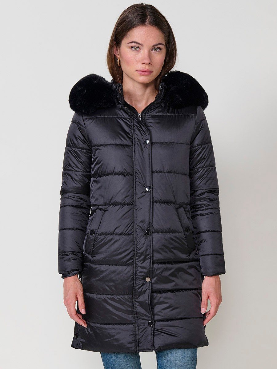 Chaqueta larga acolchada de mujer en color negro, cuello alto, capucha extraíble y forro en efecto pelo.