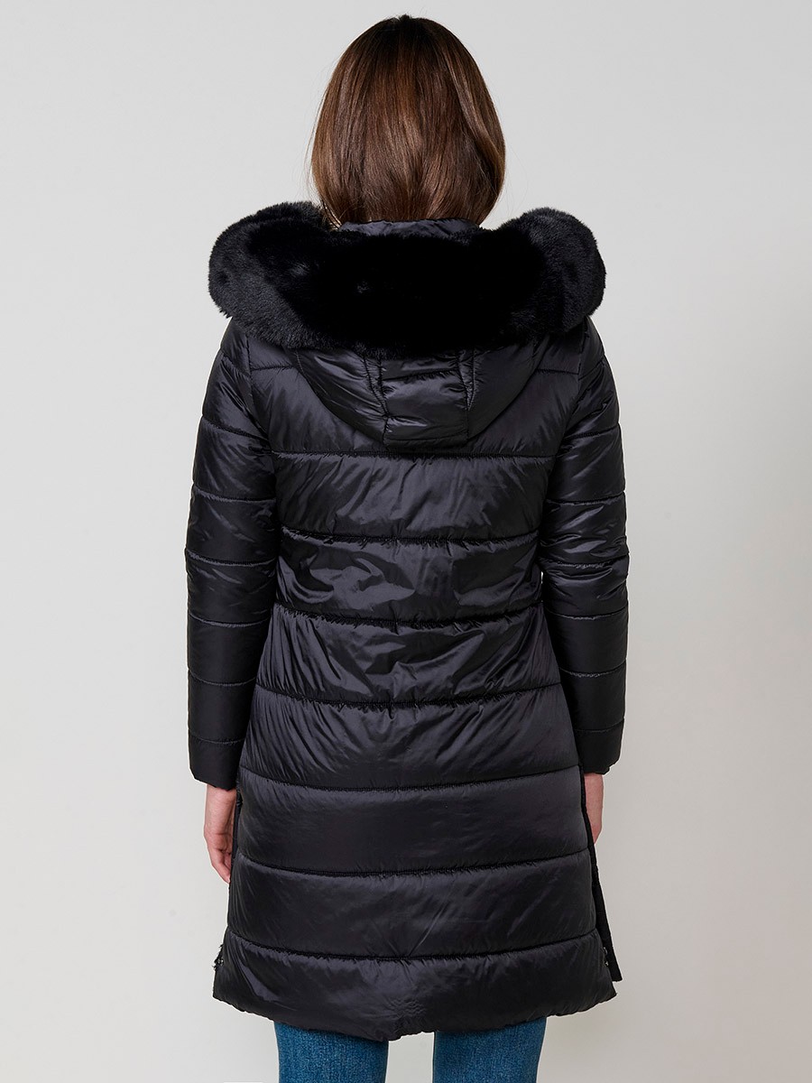 Chaqueta larga acolchada de mujer en color negro, cuello alto, capucha extraíble y forro en efecto pelo.