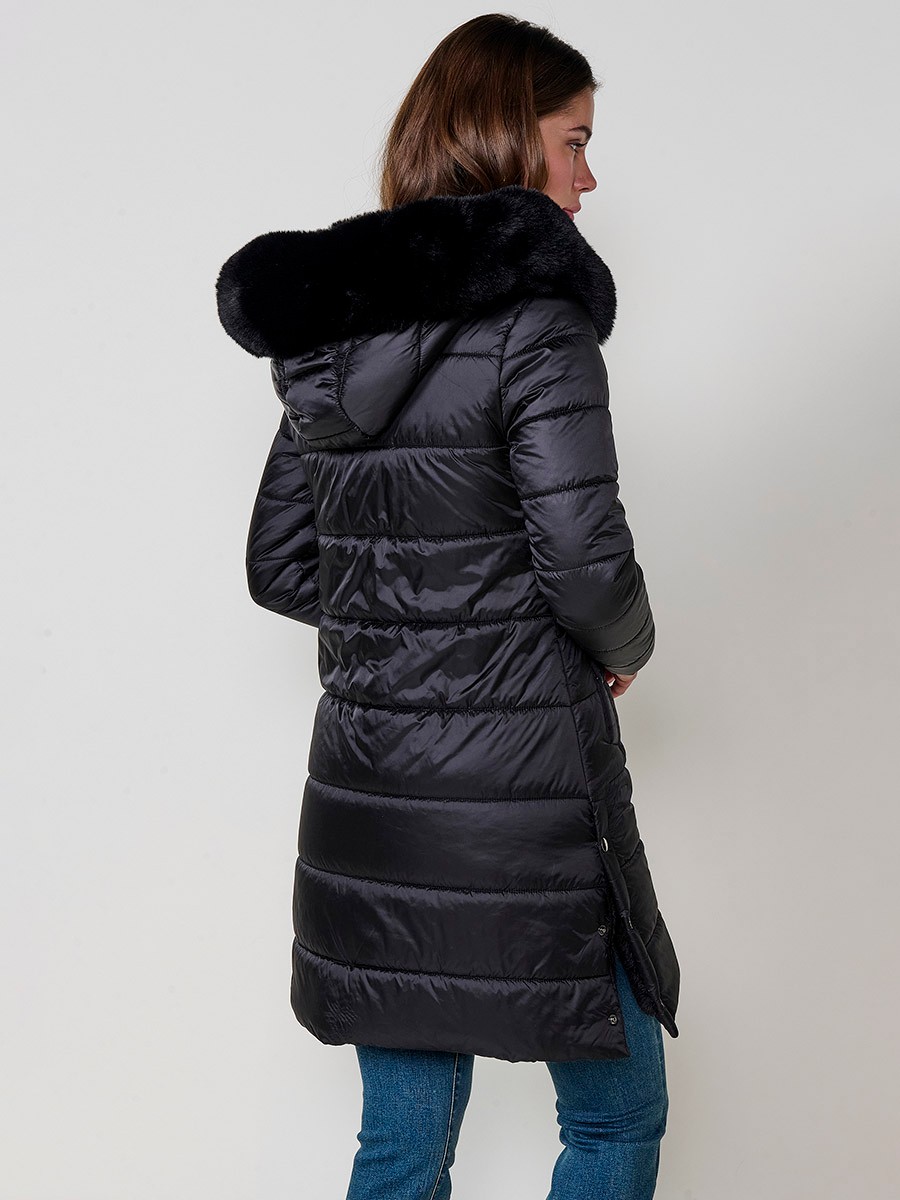 Chaqueta larga acolchada de mujer en color negro, cuello alto, capucha extraíble y forro en efecto pelo.