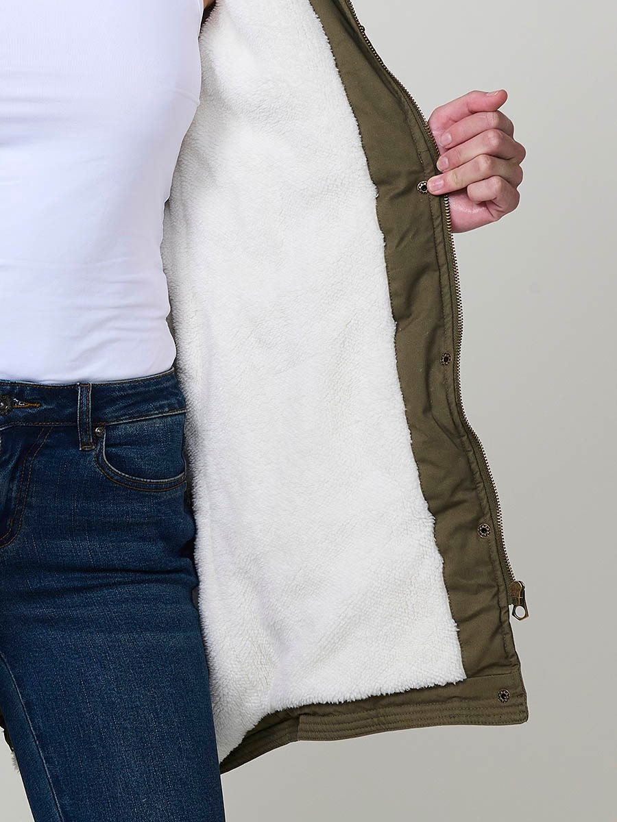 Parka matelassée femme kaki effet lavé, col montant, capuche amovible et doublure effet fourrure.
