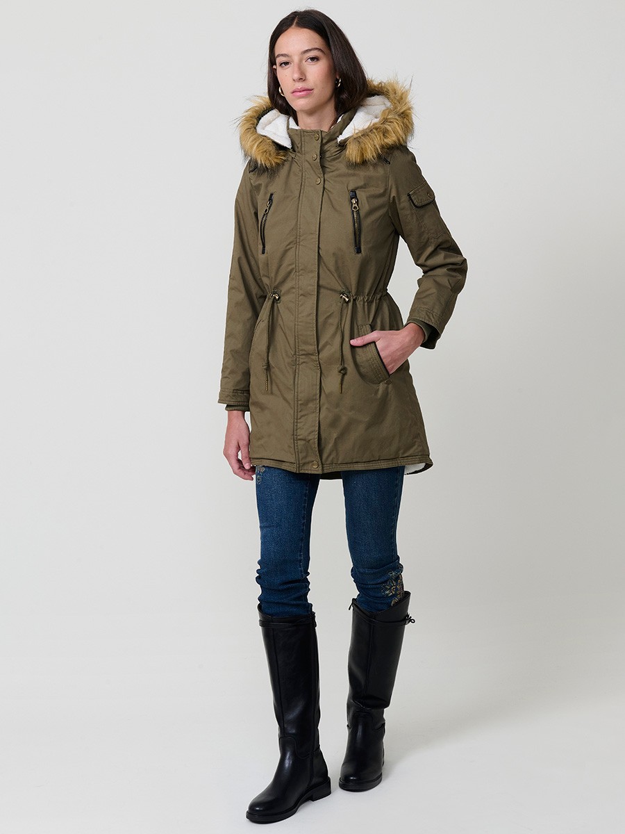 Parka matelassée femme kaki effet lavé, col montant, capuche amovible et doublure effet fourrure.