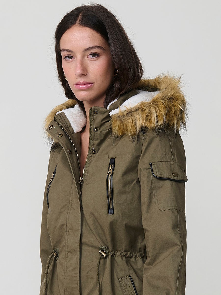 Parka matelassée femme kaki effet lavé, col montant, capuche amovible et doublure effet fourrure.