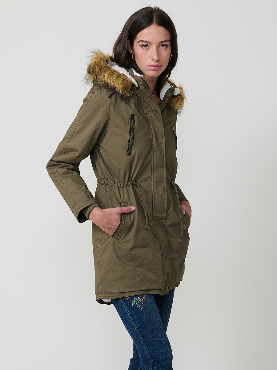 Parka matelassée femme kaki effet lavé, col montant, capuche amovible et doublure effet fourrure.
