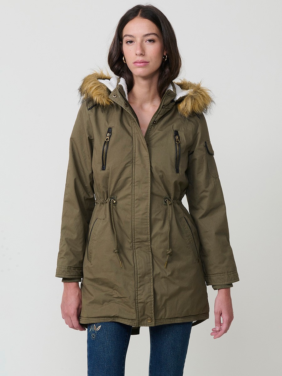 Parka matelassée femme kaki effet lavé, col montant, capuche amovible et doublure effet fourrure.