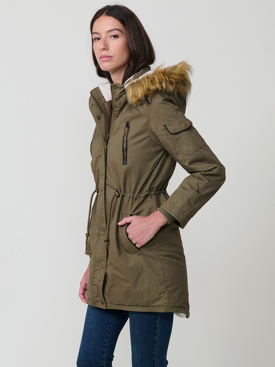 Parka matelassée femme kaki effet lavé, col montant, capuche amovible et doublure effet fourrure.