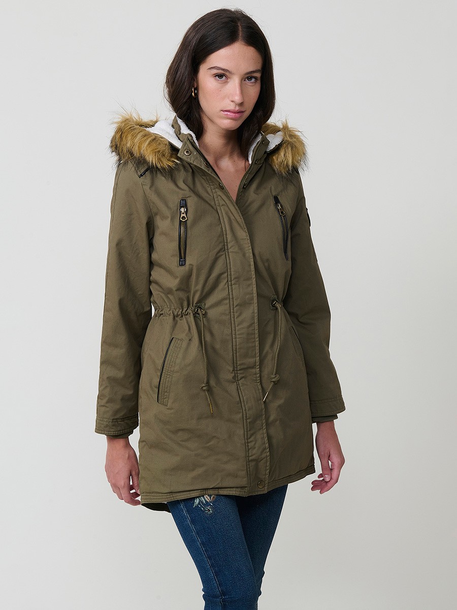 Parka matelassée femme kaki effet lavé, col montant, capuche amovible et doublure effet fourrure.