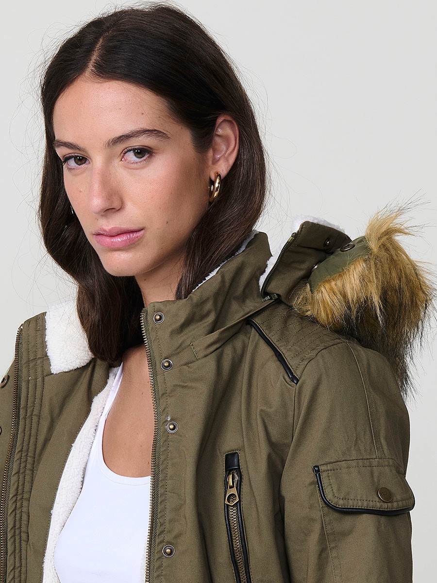 Parka matelassée femme kaki effet lavé, col montant, capuche amovible et doublure effet fourrure.