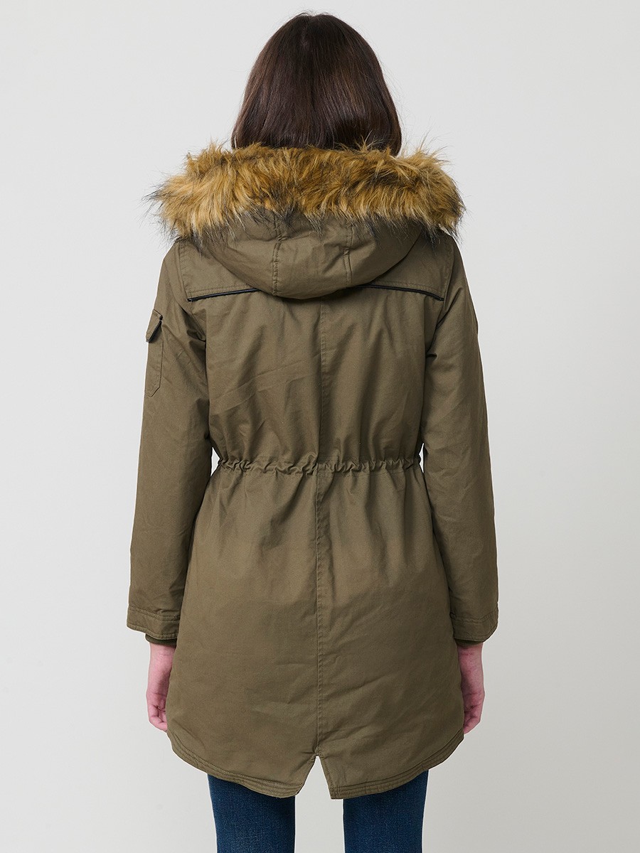 Parka matelassée femme kaki effet lavé, col montant, capuche amovible et doublure effet fourrure.