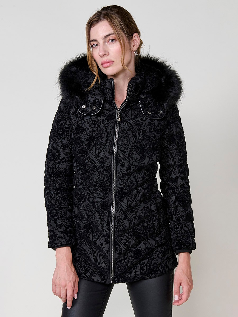 Chaqueta de mujer acolchada flocada en color negro, largo a la cadera, capucha extraíble y detalles en efecto pelo.