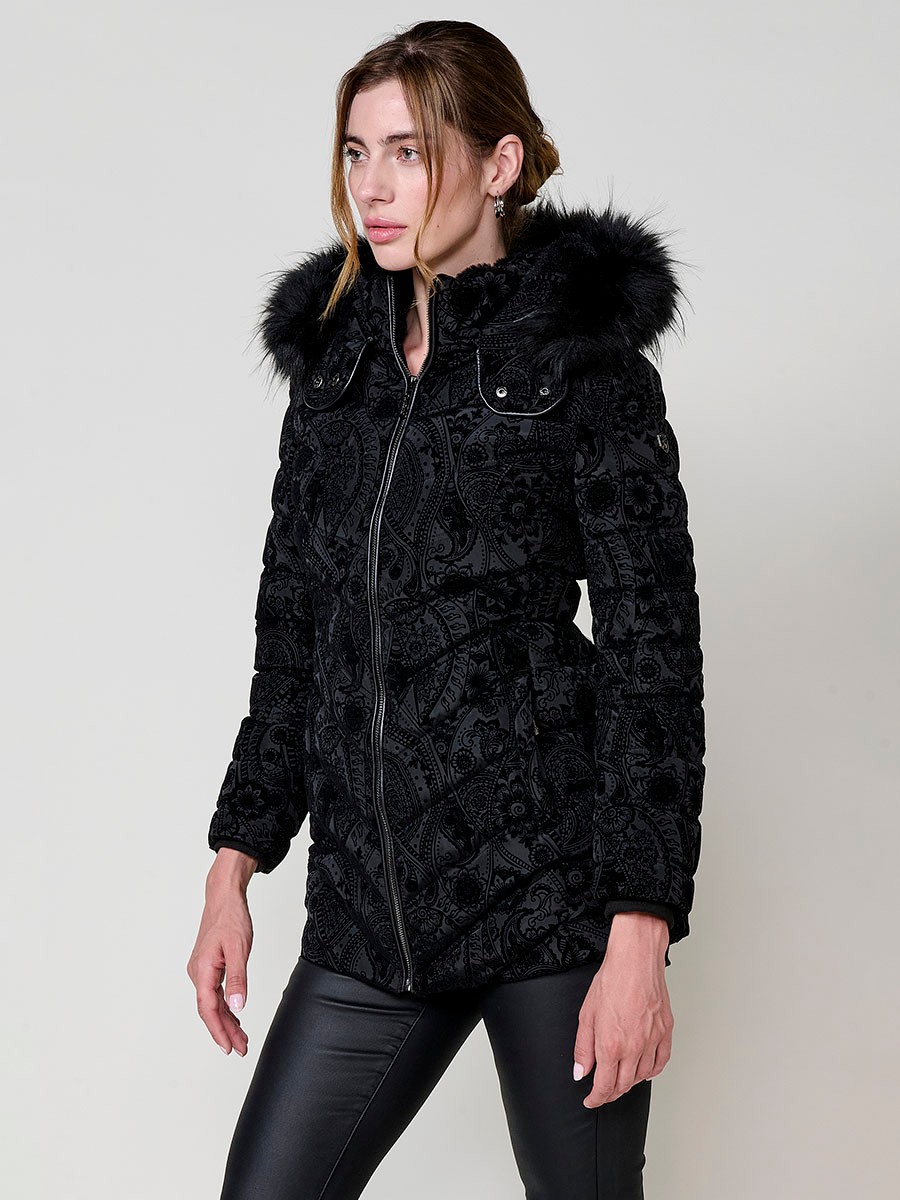 Chaqueta de mujer acolchada flocada en color negro, largo a la cadera, capucha extraíble y detalles en efecto pelo.