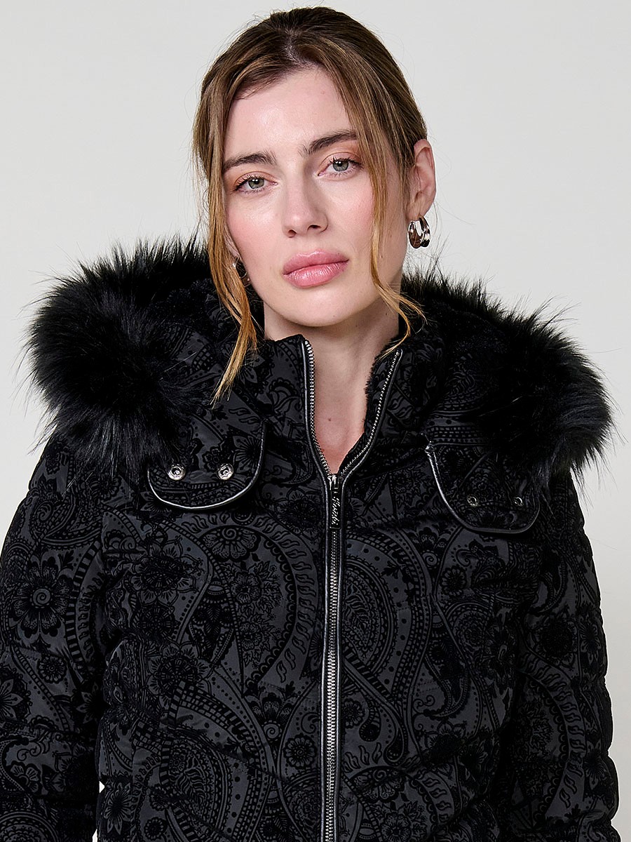 Chaqueta de mujer acolchada flocada en color negro, largo a la cadera, capucha extraíble y detalles en efecto pelo.