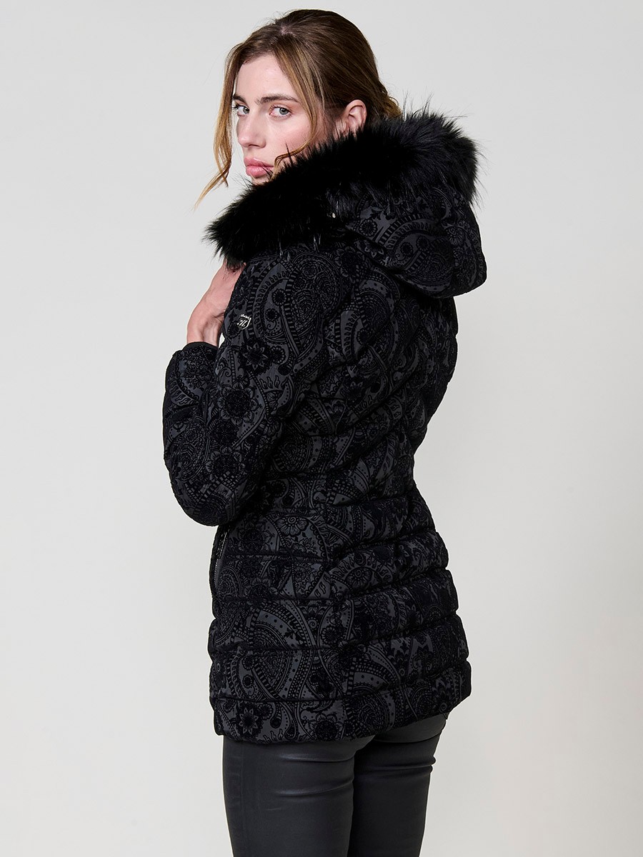 Chaqueta de mujer acolchada flocada en color negro, largo a la cadera, capucha extraíble y detalles en efecto pelo.
