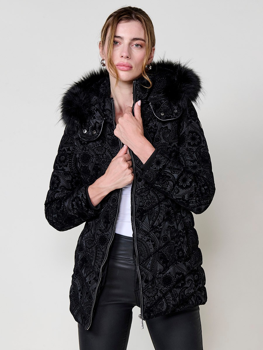 Chaqueta de mujer acolchada flocada en color negro, largo a la cadera, capucha extraíble y detalles en efecto pelo.
