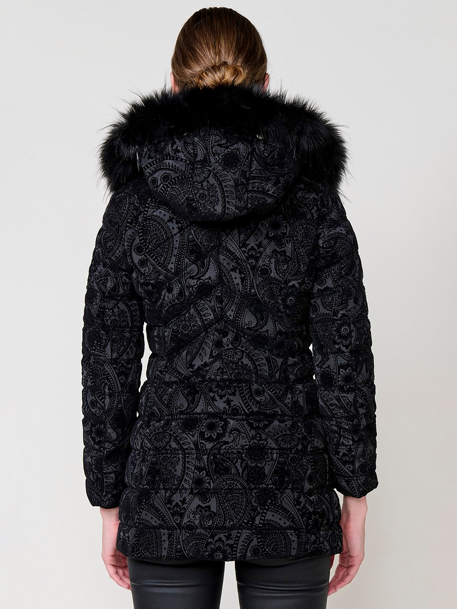Chaqueta de mujer acolchada flocada en color negro, largo a la cadera, capucha extraíble y detalles en efecto pelo.