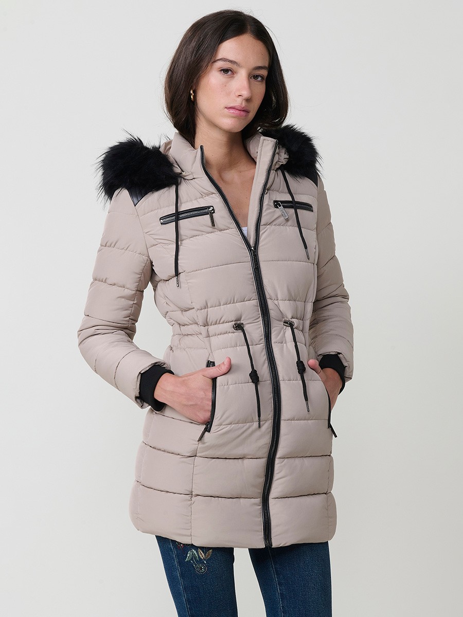 Chaqueta larga acolchada de mujer en color beige, con capucha de pelo y cierre delantero con cremallera.