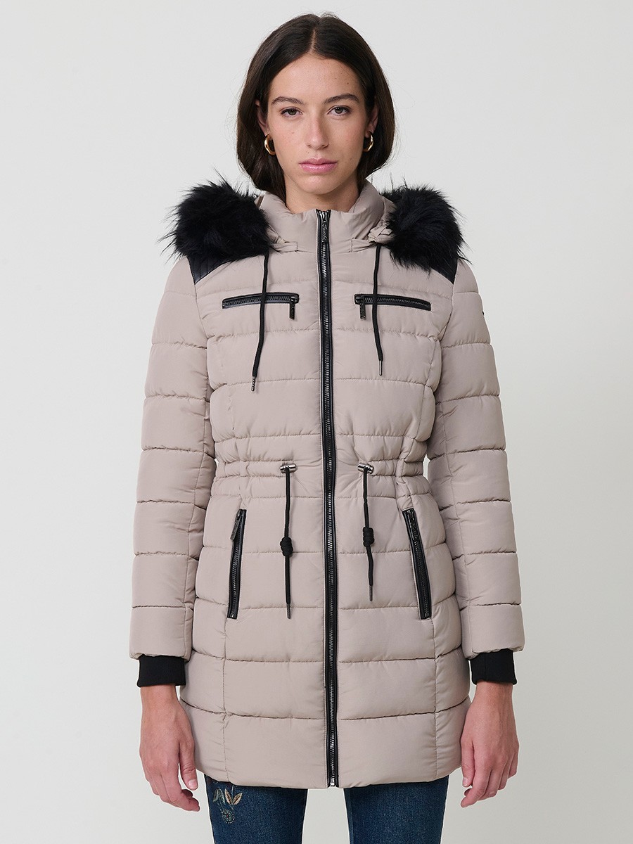 Chaqueta larga acolchada de mujer en color beige, con capucha de pelo y cierre delantero con cremallera.