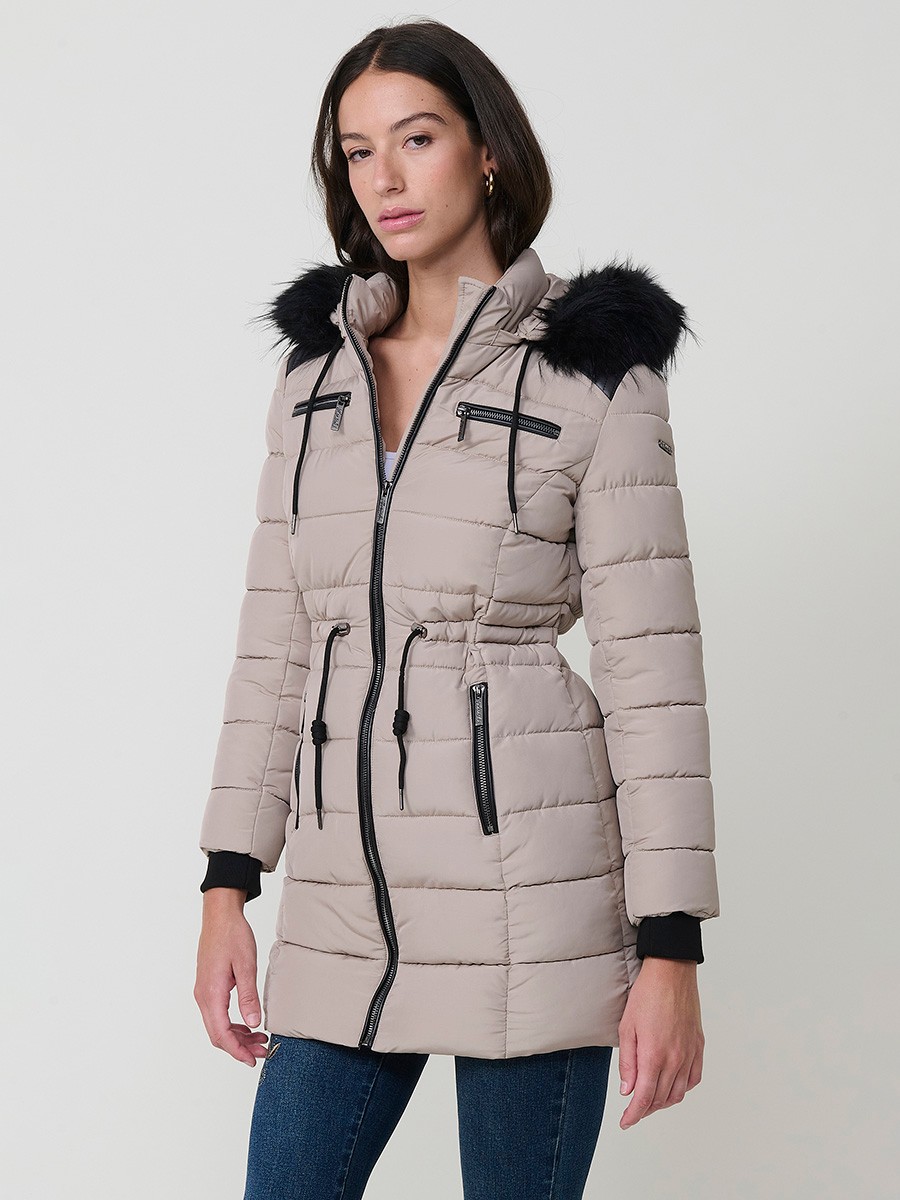 Chaqueta larga acolchada de mujer en color beige, con capucha de pelo y cierre delantero con cremallera.