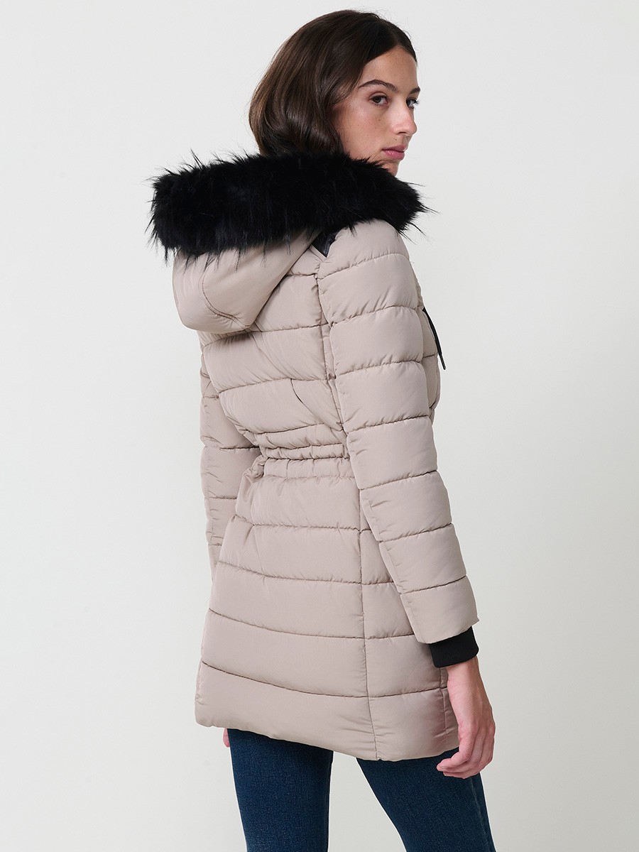 Chaqueta larga acolchada de mujer en color beige, con capucha de pelo y cierre delantero con cremallera.
