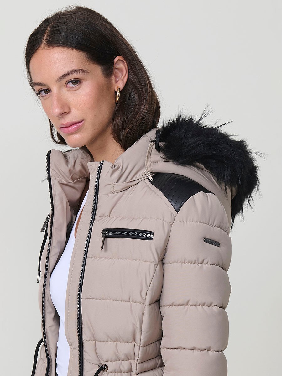Chaqueta larga acolchada de mujer en color beige, con capucha de pelo y cierre delantero con cremallera.