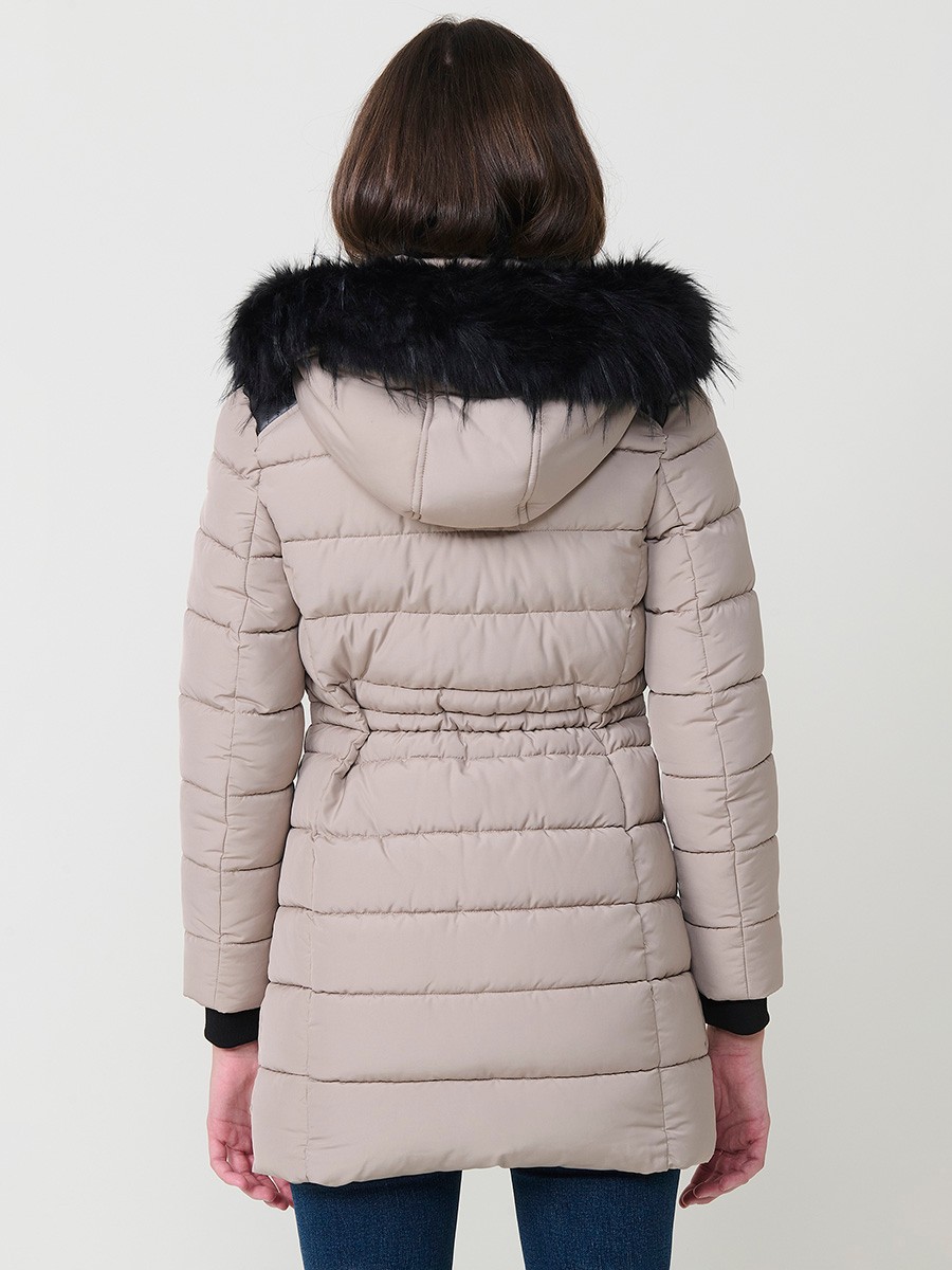 Chaqueta larga acolchada de mujer en color beige, con capucha de pelo y cierre delantero con cremallera.