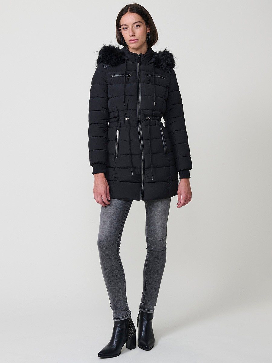 Chaqueta larga acolchada de mujer en color negro, con capucha de pelo y cierre delantero con cremallera.