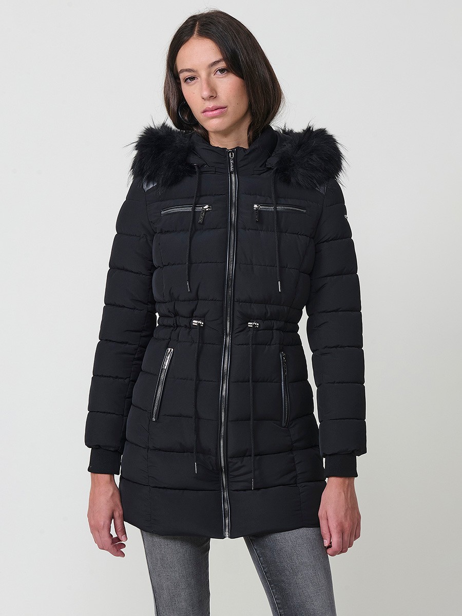 Chaqueta larga acolchada de mujer en color negro, con capucha de pelo y cierre delantero con cremallera.