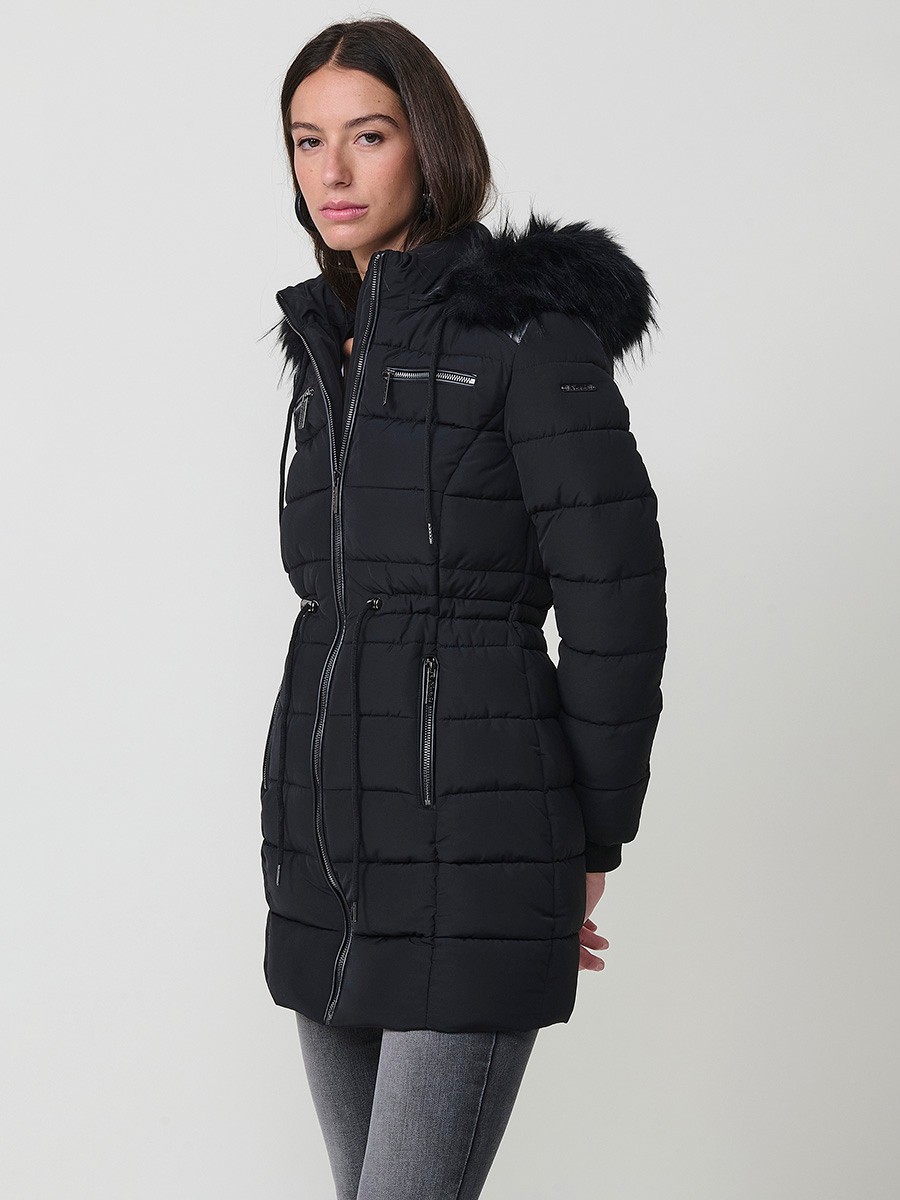 Chaqueta larga acolchada de mujer en color negro, con capucha de pelo y cierre delantero con cremallera.