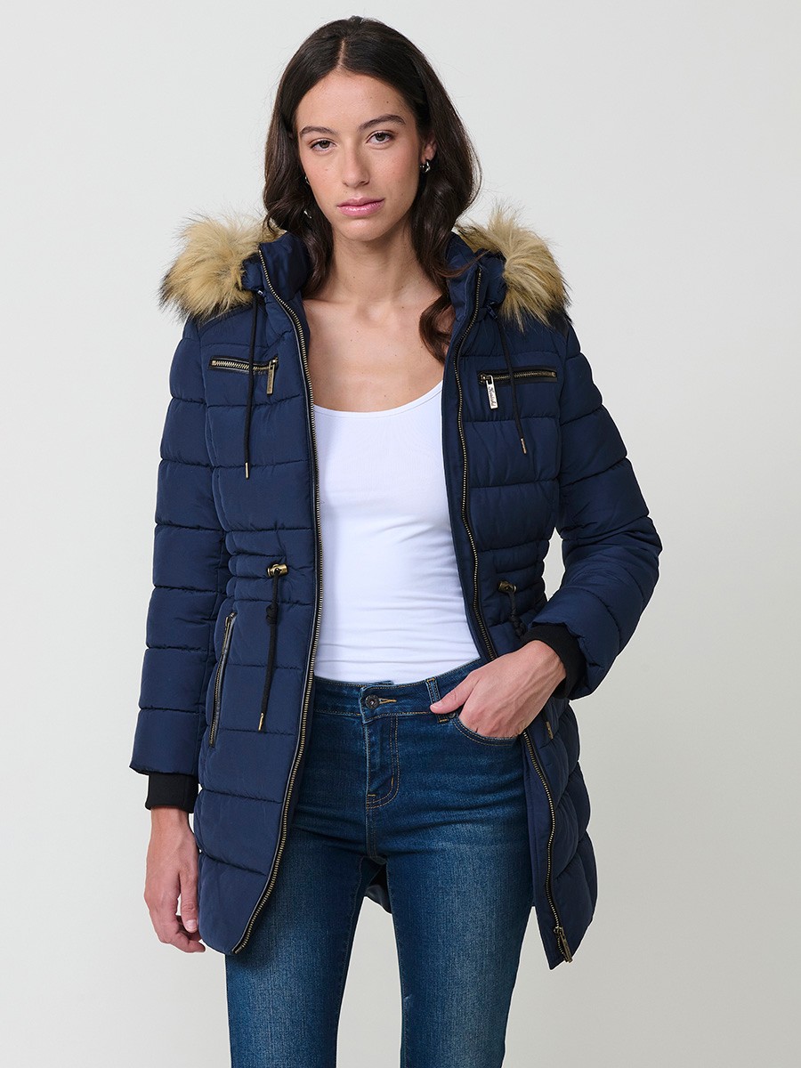Chaqueta larga acolchada de mujer en color navy, con capucha de pelo y cierre delantero con cremallera.