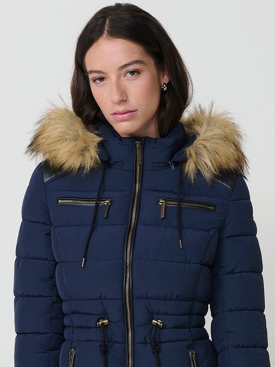 Chaqueta larga acolchada de mujer en color navy, con capucha de pelo y cierre delantero con cremallera.