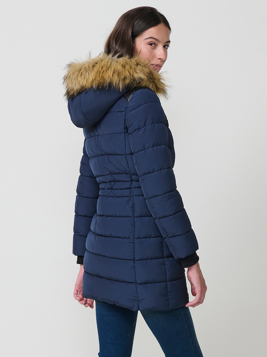 Chaqueta larga acolchada de mujer en color navy, con capucha de pelo y cierre delantero con cremallera.
