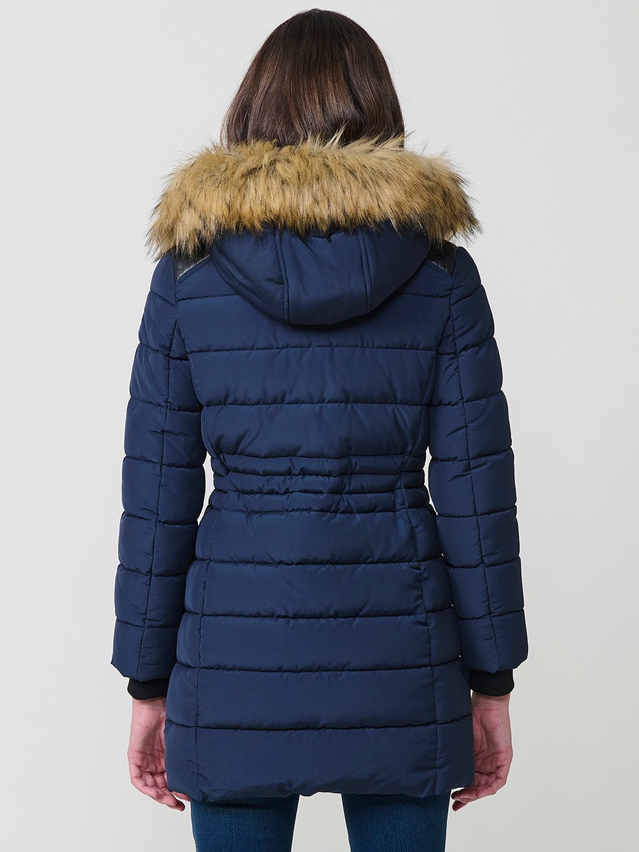 Chaqueta larga acolchada de mujer en color navy, con capucha de pelo y cierre delantero con cremallera.