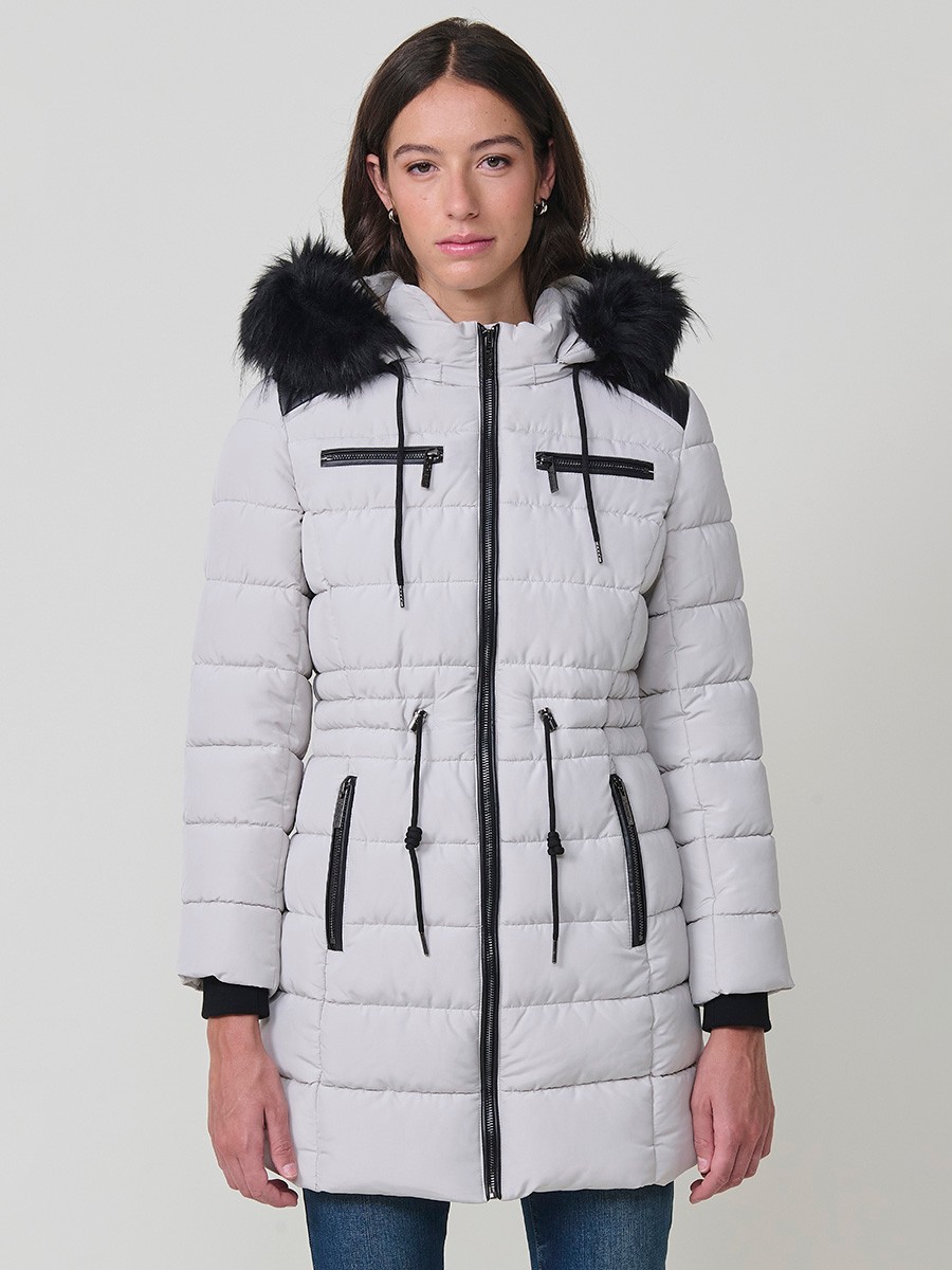 Chaqueta larga acolchada de mujer en color gris claro, con capucha de pelo y cierre delantero con cremallera.