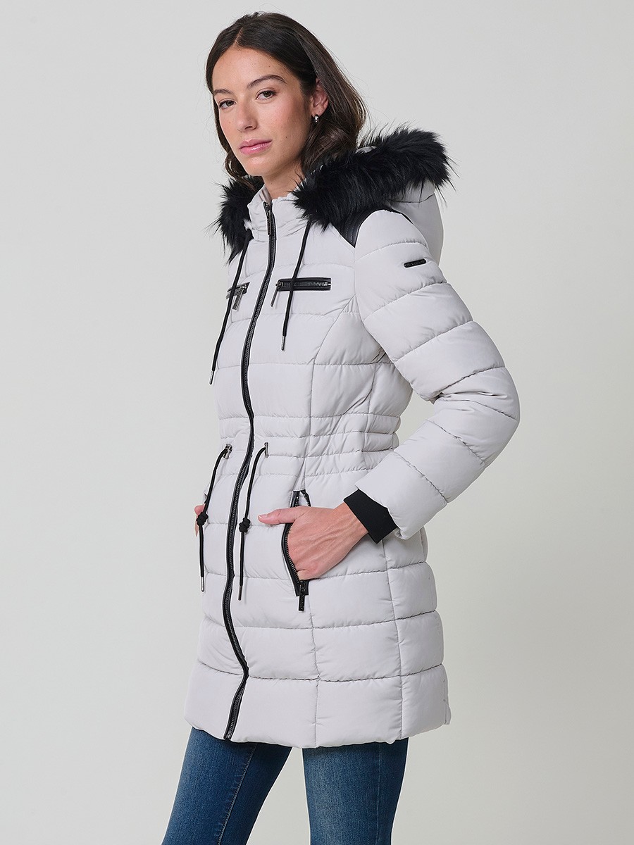 Chaqueta larga acolchada de mujer en color gris claro, con capucha de pelo y cierre delantero con cremallera.