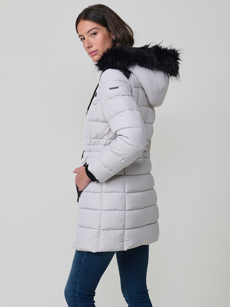 Chaqueta larga acolchada de mujer en color gris claro, con capucha de pelo y cierre delantero con cremallera.