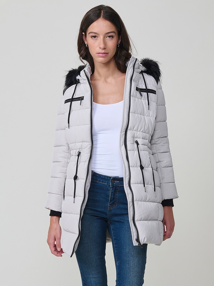 Chaqueta larga acolchada de mujer en color gris claro, con capucha de pelo y cierre delantero con cremallera.