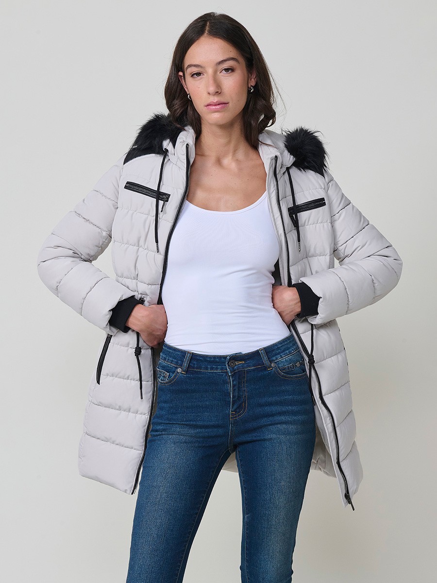 Chaqueta larga acolchada de mujer en color gris claro, con capucha de pelo y cierre delantero con cremallera.