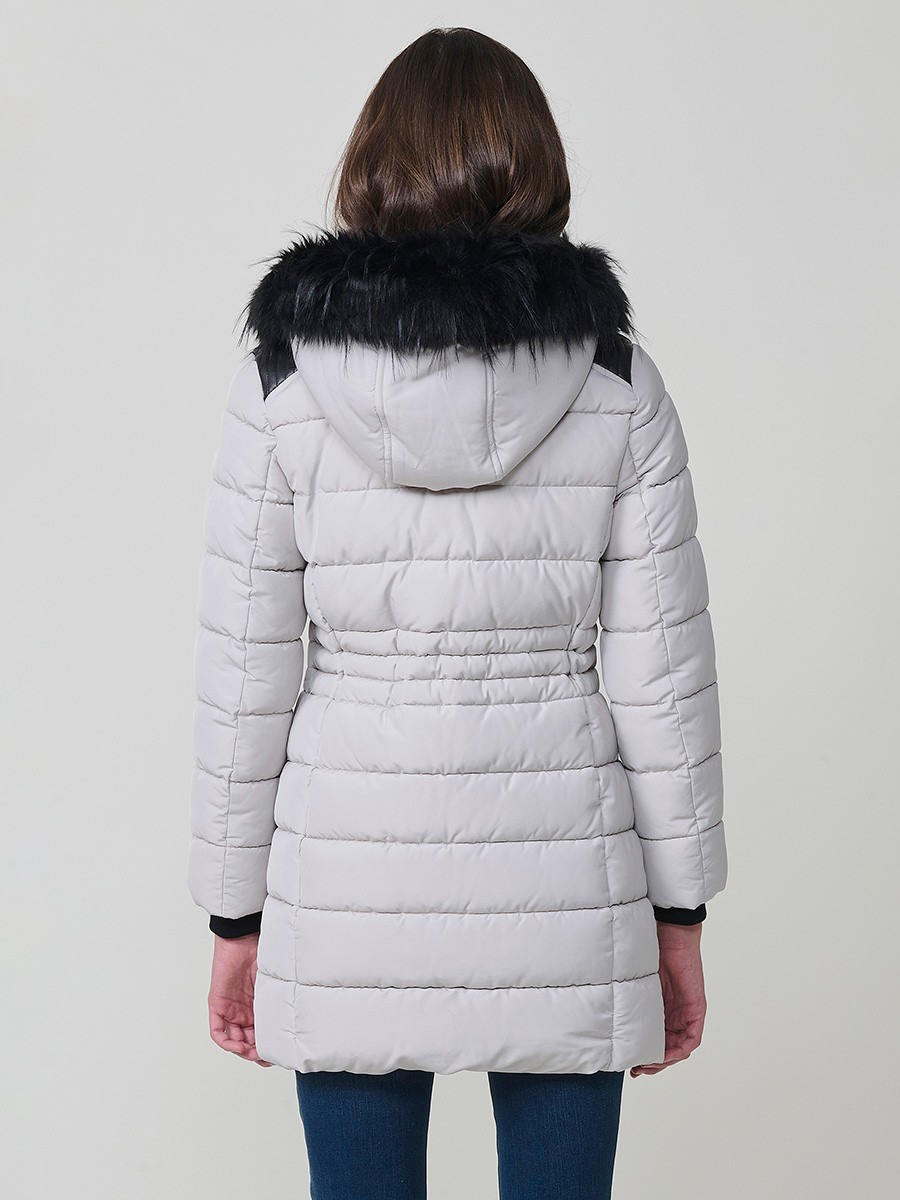 Chaqueta larga acolchada de mujer en color gris claro, con capucha de pelo y cierre delantero con cremallera.